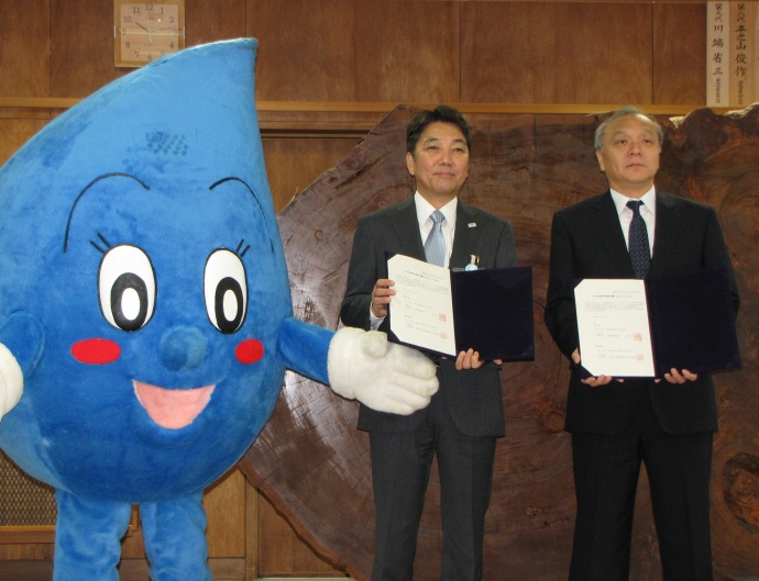 調印を終えた九州森林管理局長と熊本市上下水道事業管理者